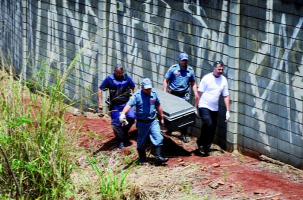 Homem foi encontrado só de cueca e com o rosto muito machucado (Foto: Fabrício Leme de Morais/Gazeta Guaçuana)