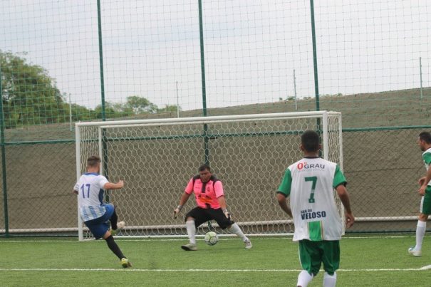 Breno, do Aliança, marca gol por baixo das pernas de Niquinho. (Foto: Diego Ortiz)