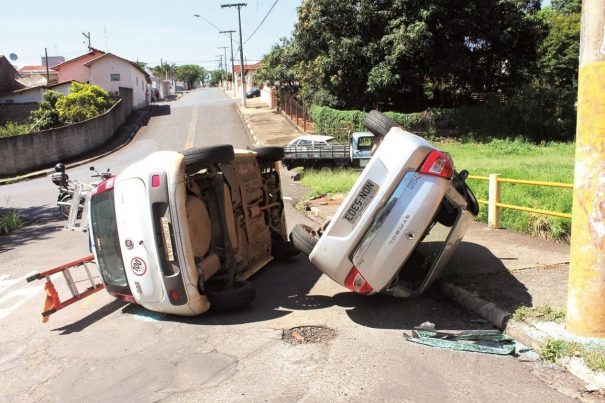 Renault Symbol e Uno ficaram tombados, lado a lado na via, na manhã de segunda-feira. (Foto: Diego Ortiz)