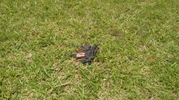 Artefato explosivo, que estava no canteiro central da Rodovia, foi localizado por um funcionário da concessionária Renovias. (Foto: Divulgação)