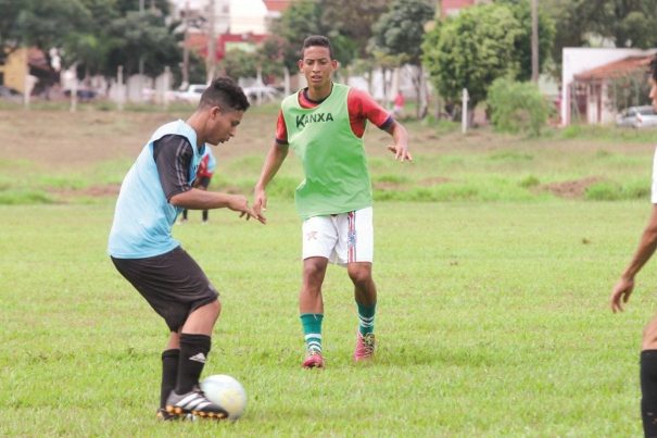 Mais de 100 garotos participaram das peneiras no Mogi, tentando dar início a uma carreira na bola. (Foto: Diego Ortiz)