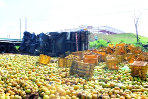 Caminhão com carga de laranja acertou HB20 e depois bateu em carreta e tombou; acidente ocorreu na tarde de segunda-feira (Foto: Ana Paula Meneghetti)