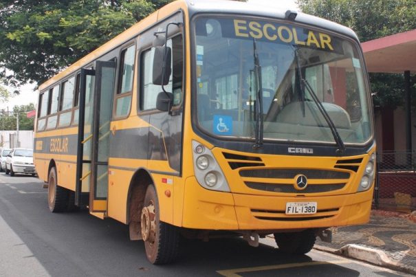 Ônibus escolar foi periciado em frente à CPJ, na tarde de sexta (Foto: Ana Paula Meneghetti)