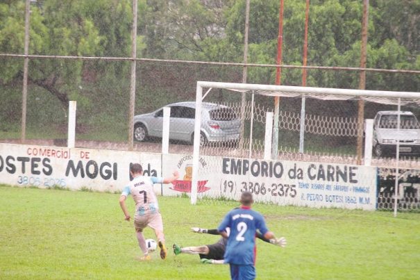 Atacante Breno se livra do goleiro, antes de finalizar e marcar o gol da vitória do Nazareth/Fúria. (Foto: Diego Ortiz)