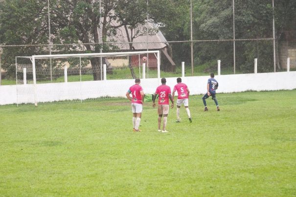Fernando Diniz cobrou pênalti no ângulo e empatou o jogo. (Foto: Diego Ortiz)