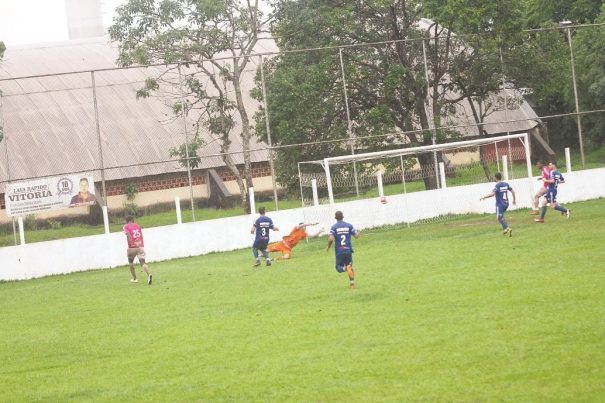 Atacante Décio chuta cruzado para o gol, antes de Bruno Augusto empurrar a bola para a rede. (Foto: Diego Ortiz)