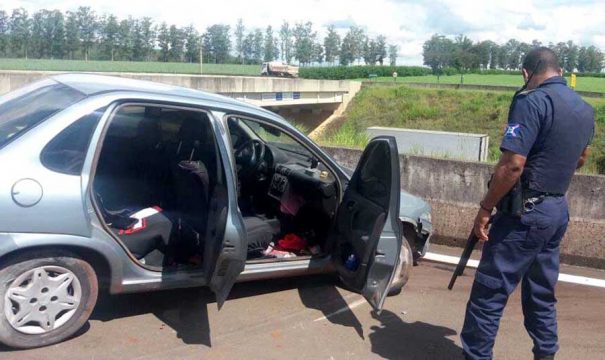 No momento da fuga, assaltantes bateram o Corsa em uma mureta e abandonaram o carro. (Foto: Divulgação)