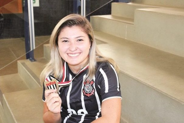 Goleira Milena exibe medalha do Campeonato Paulista da Federação. (Foto: Diego Ortiz)