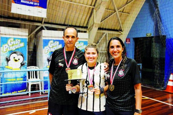 Milena, com o troféu de campeão paulista, entre o técnico Paulo e a preparadora Kátia. (Foto: Arquivo Pessoal) 