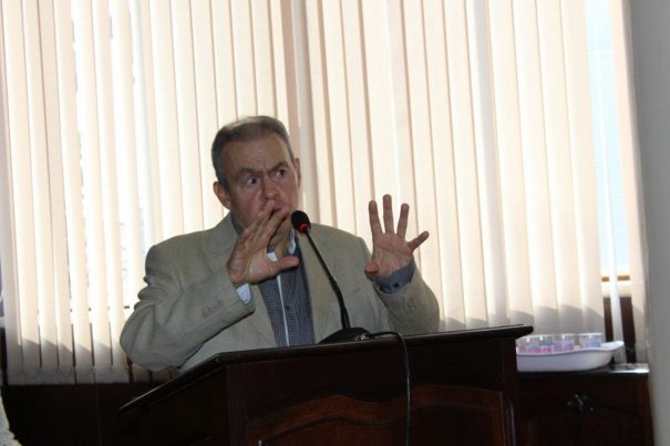 Durante discurso de posse, Carlos Nelson disse assumir "fase terrivelmente crítica" 