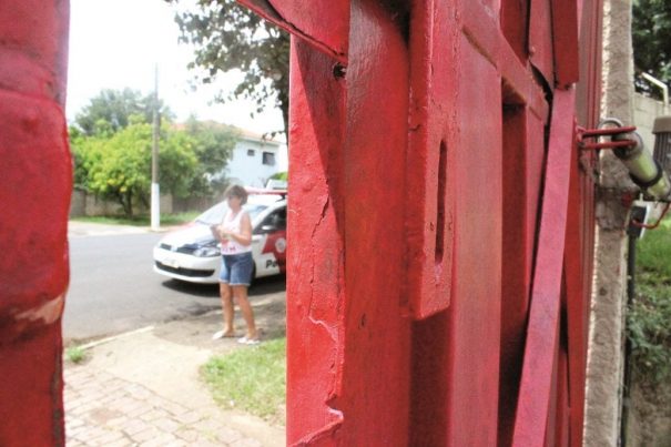 Três viaturas da Polícia Militar foram acionadas ao clube depois da chegada de membros do SOS. (Foto: Diego Ortiz)