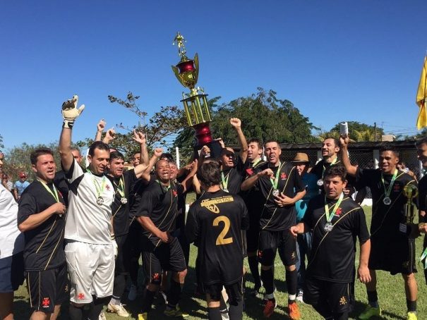 Santa Cruz faturou a Copa de Futebol Veterano, com elenco recheado de estrelas do futebol amador. (Foto: Arquivo)