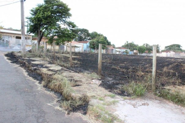 Terreno localizado na Rua Itororó, no Tucura, ficou tomado pelo fogo; resquícios na calçada. (Foto: Diego Ortiz)