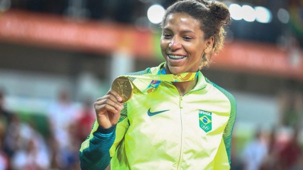 Rafaela Silva foi a primeira atleta da história do judô a ser campeã olímpica e mundial. (Foto: Divulgação)