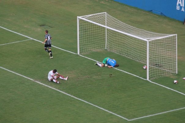 Marcelinho fez o desvio para impedir a chegada da bola em Rafael Grampola, mas acabou mandando para o próprio gol. (Foto: Diego Ortiz)