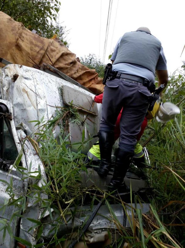 Provável causa do capotamento é pneu dianteiro do caminhão ter estourado. (Foto: Divulgação)