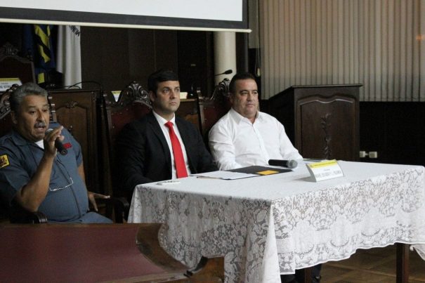 Comandante do Bombeiro, José Luiz da Silva, fala, ao lado de Mané Palomino e Thiago Toledo em audiência pública. (Foto: Diego Ortiz)