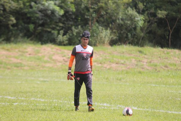 Uma curiosidade envolvendo o goleiro Juninho é o uso de um capacete. (Foto: Diego Ortiz)