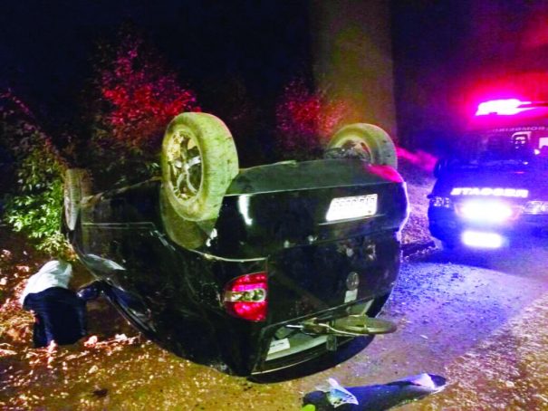 Motorista do veículo Fox voltava de um sítio na Roseira, quando perdeu controle e capotou. (Foto: Divulgação)