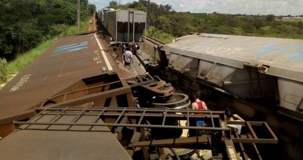 Com o choque, dois vagões descarrilaram e toda a carga de soja ficou espalhada pela linha (Fotos: Divulgação)