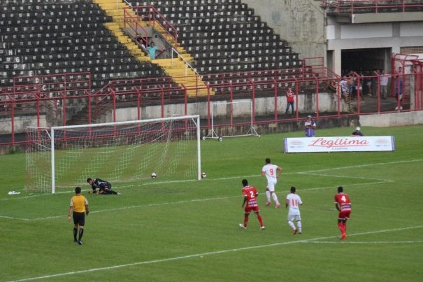 Miguel cobrou pênalti com categoria, empatando o jogo no Estádio Vail Chaves. (Foto: Diego Ortiz)