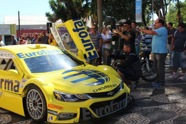 Motor do V8 Stock Car foi colocado para roncar por Daniel Serra, impressionando os presentes na Praça (Foto: Diego Ortiz)