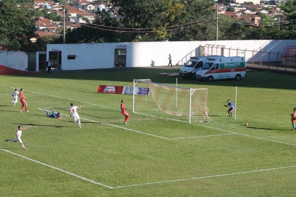 Em contra-ataque, Edinho marcou o segundo gol do Mogi Mirim contra o Batatais. (Foto: Diego Ortiz)