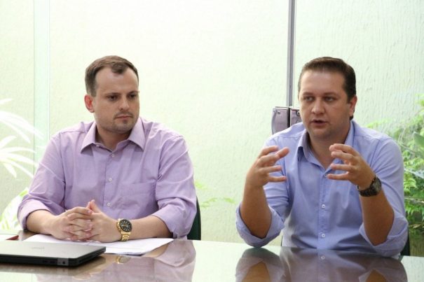 Secretário de Administração, Ramon Alonço, e Secretário de Governo, Danilo Zinetti, em coletiva (Foto: Silveira Júnior-Assessoria Prefeitura)