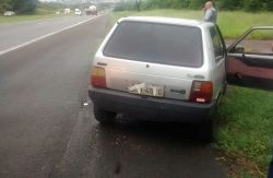 Trio ocupava um Fiat Uno; placa traseira estava coberta com fita (Foto: Divulgação)