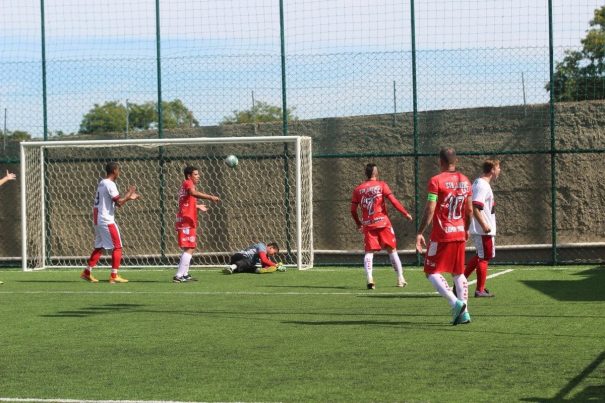 Depois de marcar um golaço, finalizando de primeira e estufando a rede, Iago comemora o terceiro gol do Victória na decisão. (Foto: Diego Ortiz)