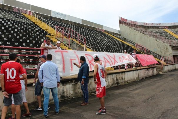 Willians Mendes fez torcedores tirarem faixa contra presidente do Mogi Mirim. (Foto: Diego Ortiz)