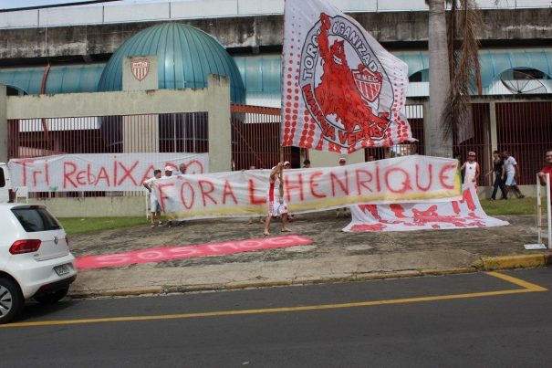 Mancha Vermelha marcou presença: bandeira, faixas e cânticos em protesto contra Luiz Oliveira. (Foto: Diego Ortiz)