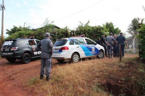 Momento da chegada da GM e policias ao sítio, (Foto: Ana Paula Meneghetti)